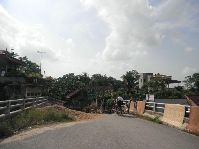 Cầu Văn Phương - nối liền hai xã Phương Trung (Thanh Oai) và Văn Võ (Chương Mỹ), được khởi công từ tháng 3/2007, dự kiến hoàn thành và đưa vào sử dụng tháng 10/2009, thế nhưng đến nay, đường dẫn lên cầu phía xã Văn Võ chưa được hoàn thiện.